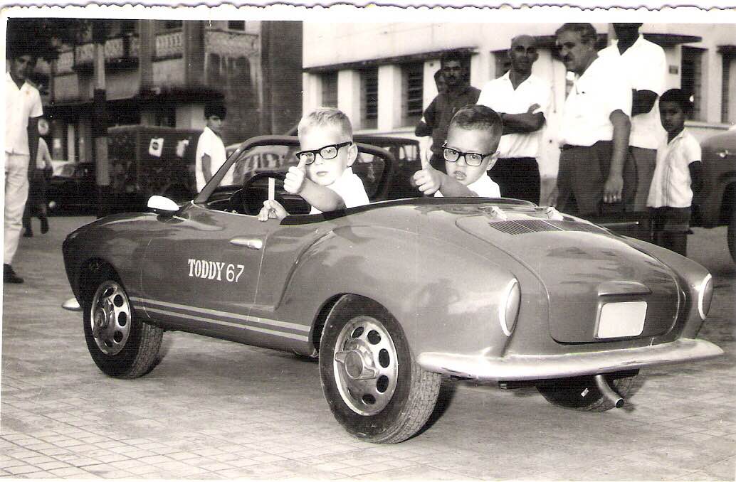 Foto: Fernando Oliveira Teixeira e José Cleber Teixeira, de Passos/MG, ganhadores de um dos Mini-Karman da Toddy no ano de 1967. Enviada por: Ana Claudia Medeiros Teixeira. 